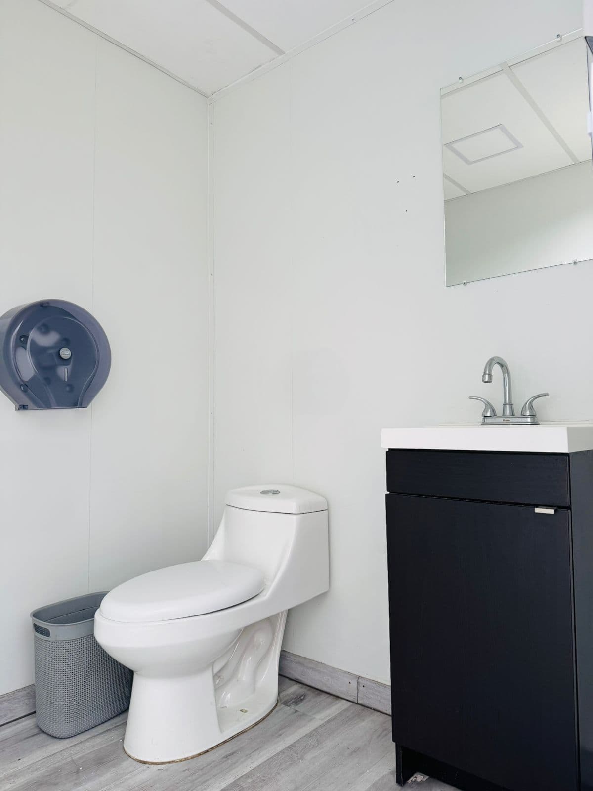 Camper Doble — interior con WC y lavamanos