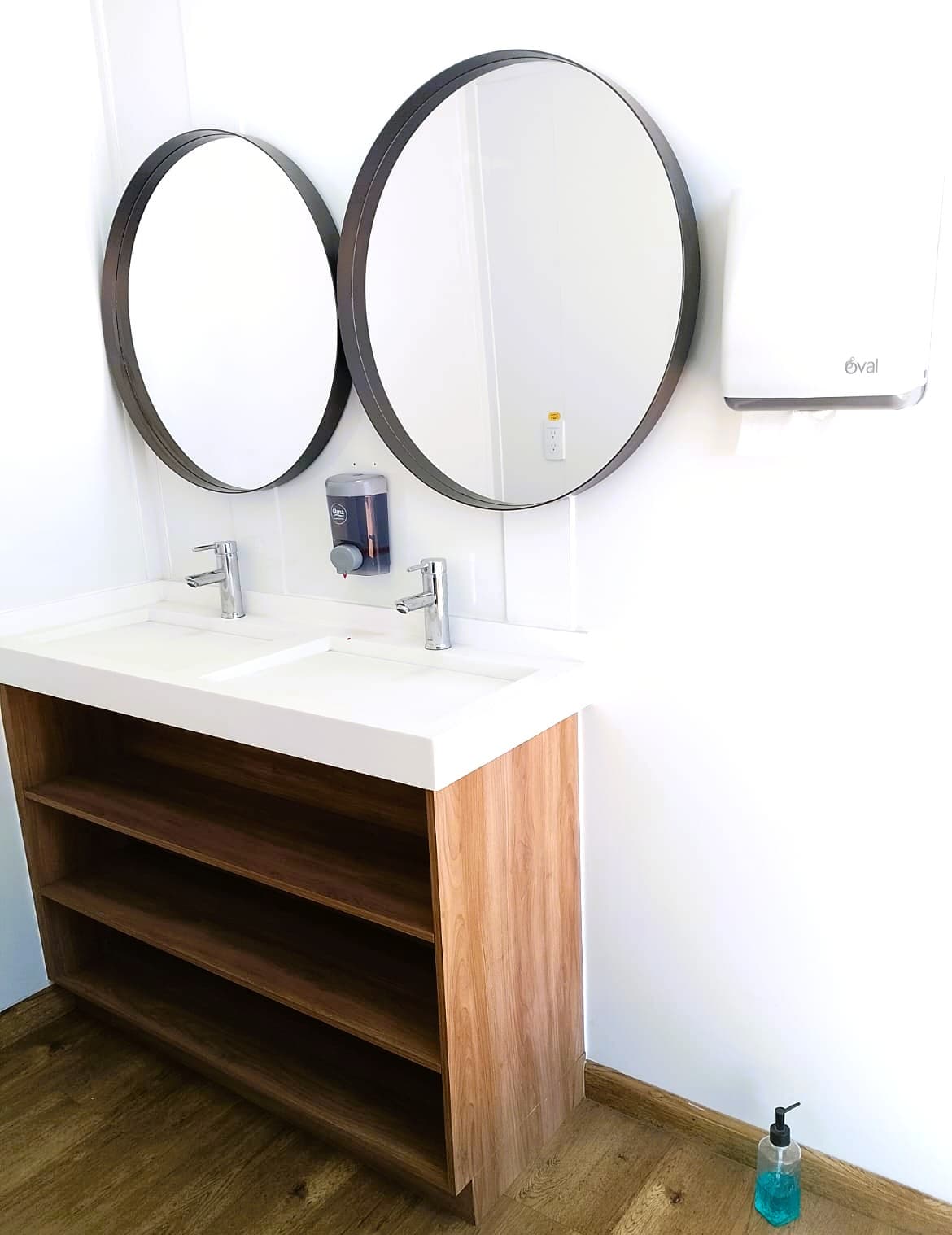 Camper de lujo — vanity doble con espejos