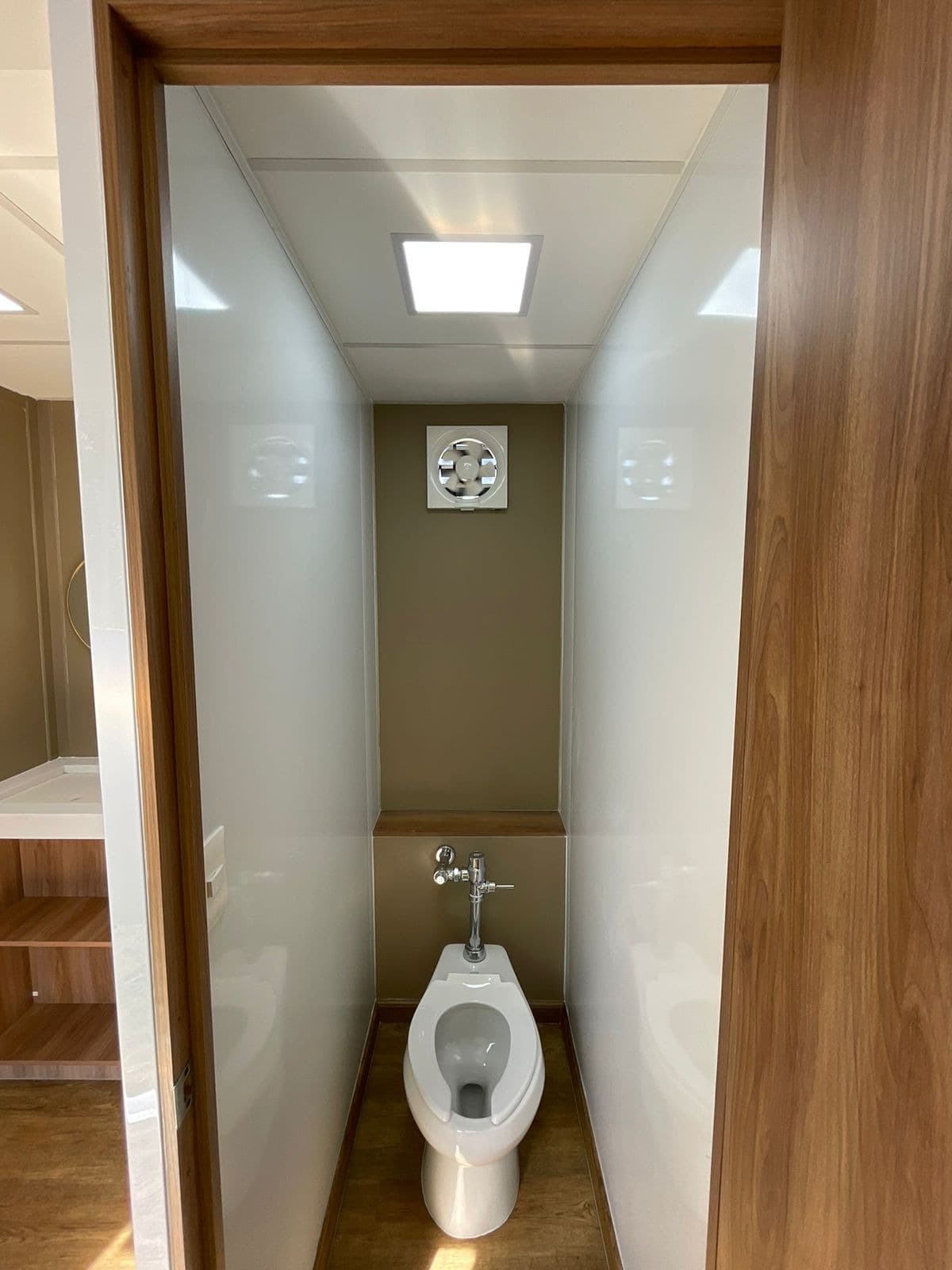 Cabina de WC de porcelana con fluxómetro