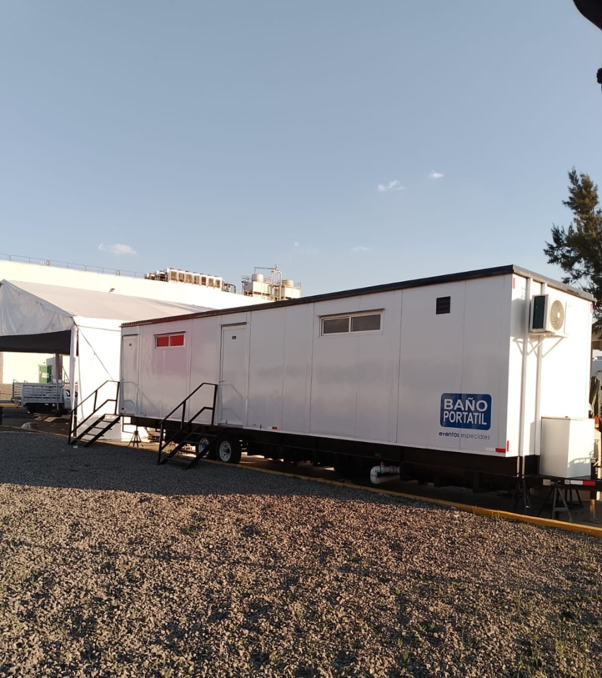 Camper de baño BPM para eventos especiales en montaje de evento