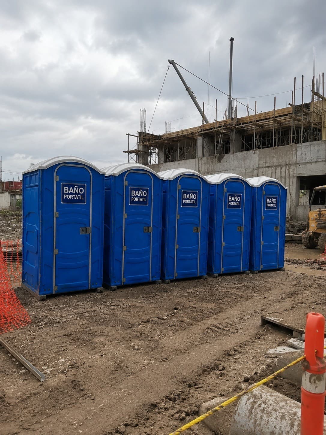 Flota de sanitarios BPM en obra industrial con cranes