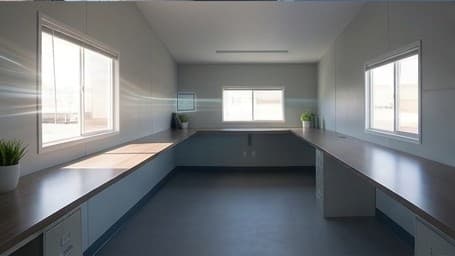 Modelo nuevo — interior con escritorios