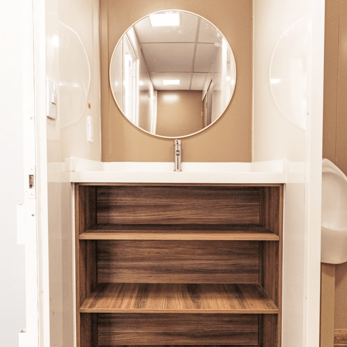 Interior del camper climatizado — vanity con espejo