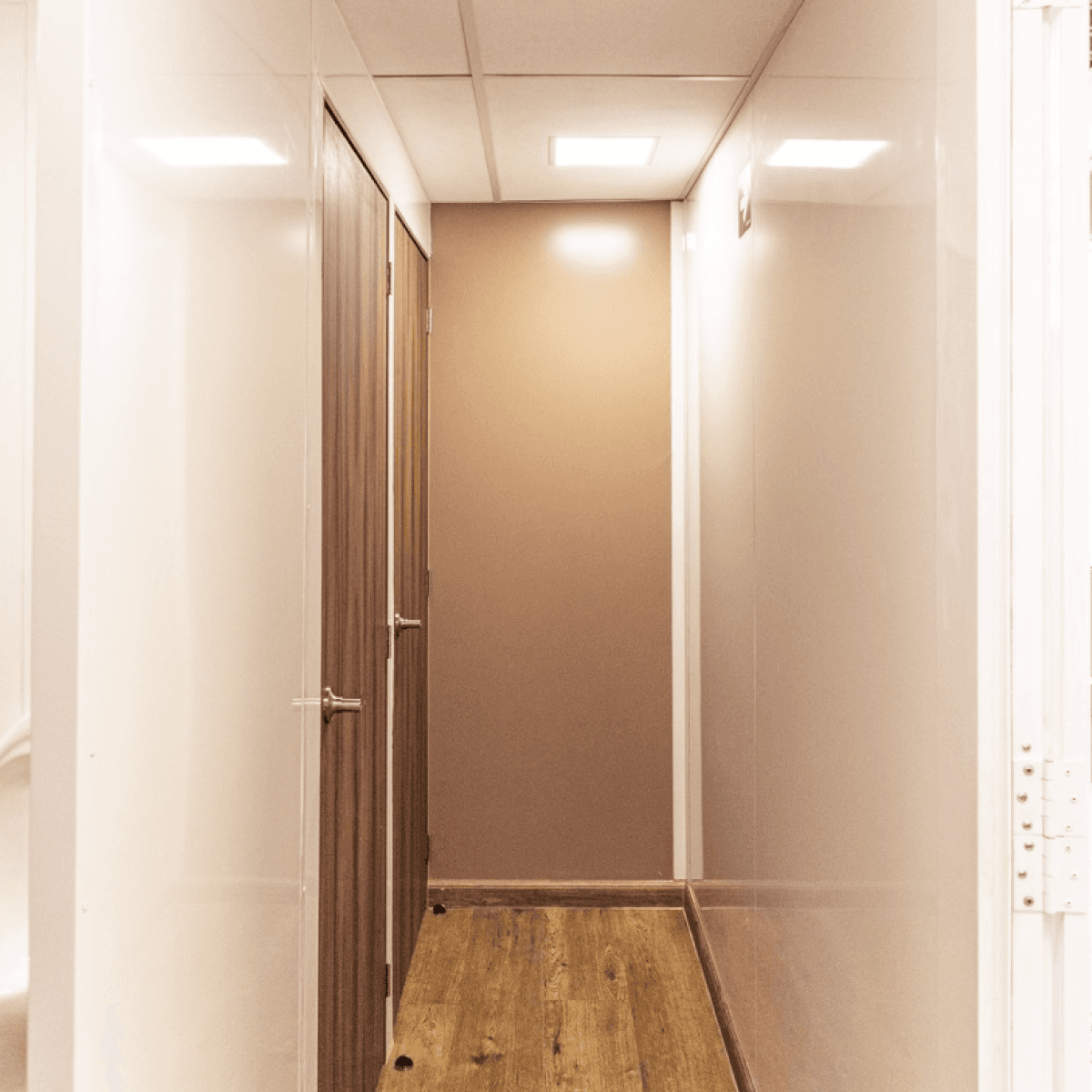 Pasillo interior con acabados
