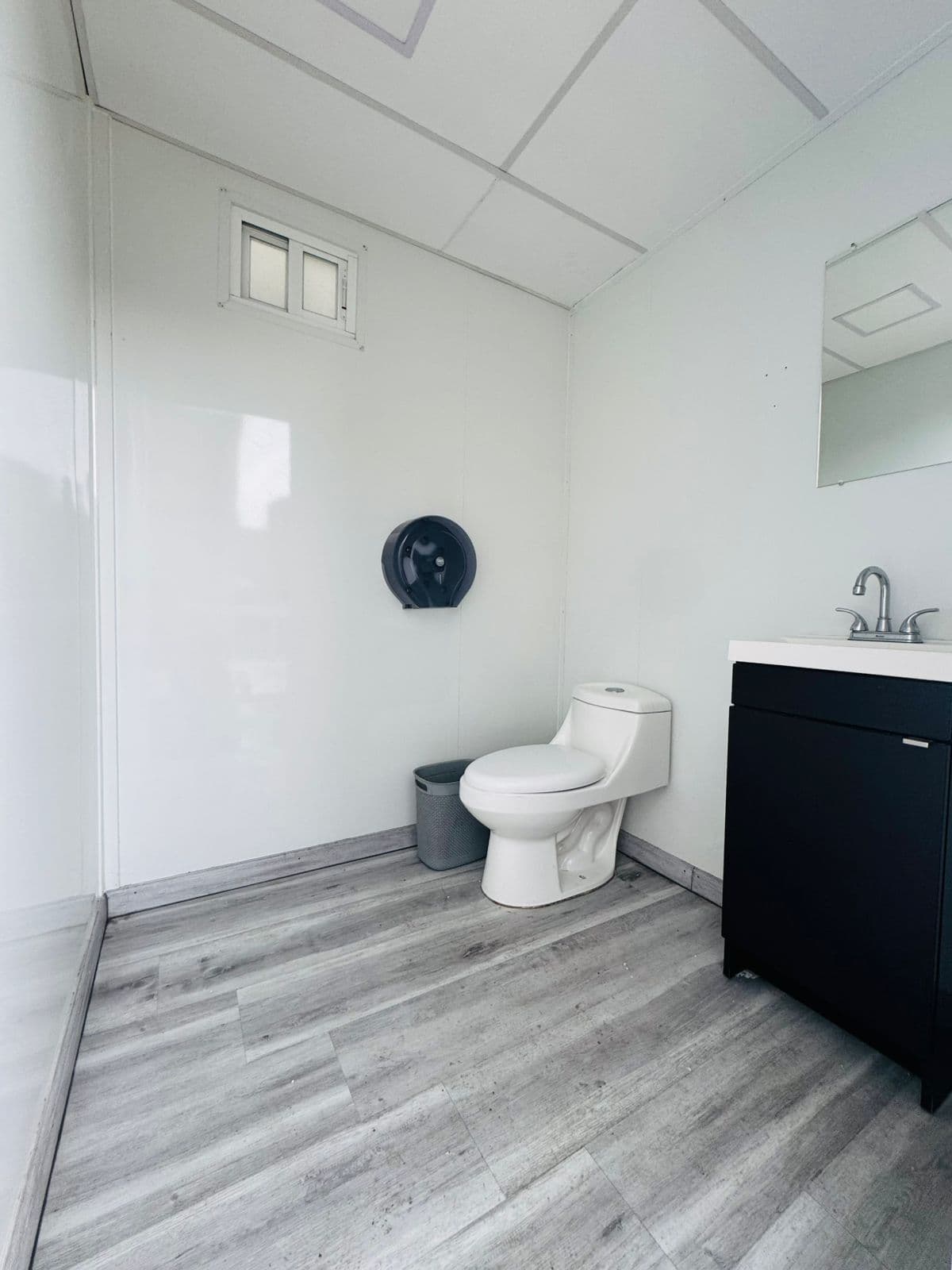Interior — cabina amplia con espejo