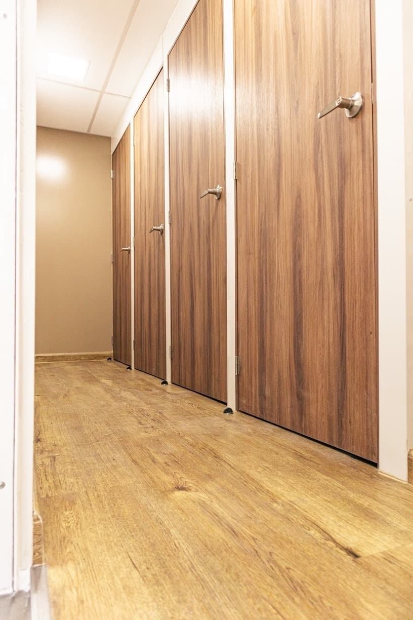 Pasillo interior con puertas de madera