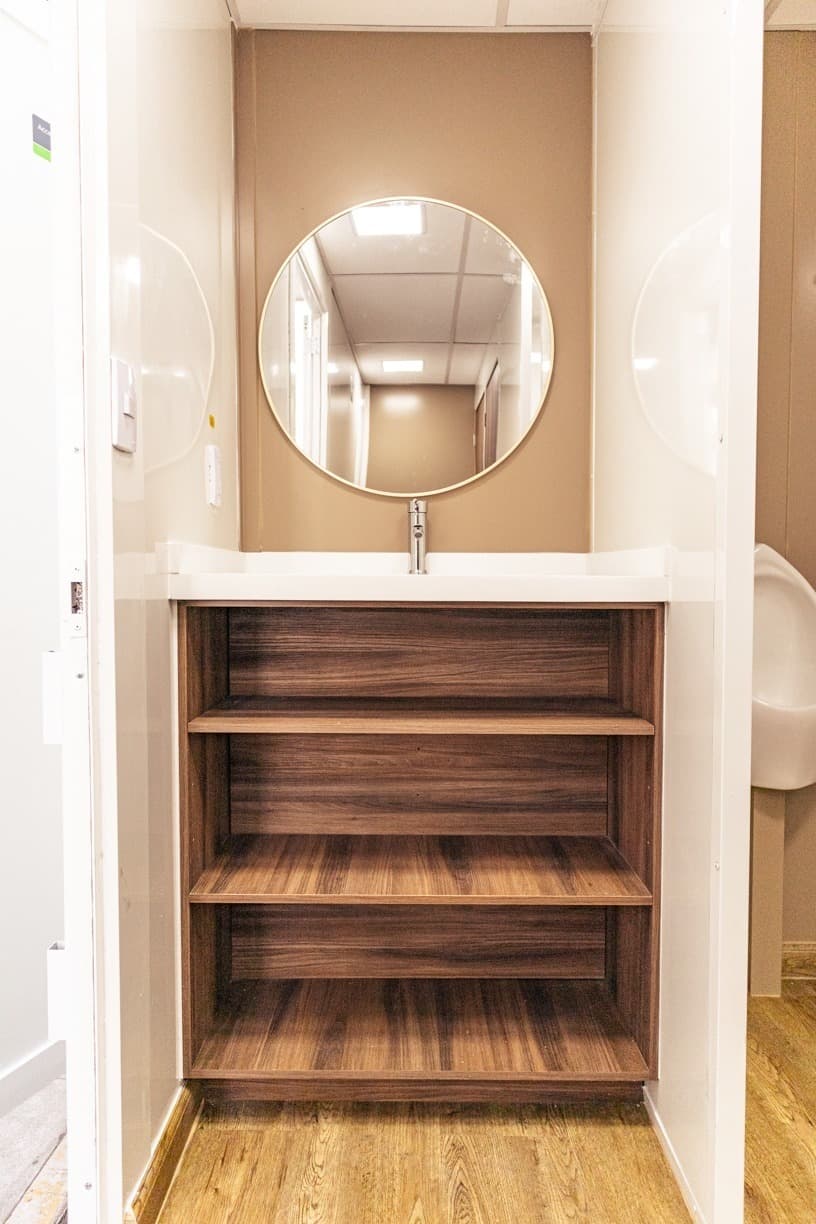Lavabo con gabinete de madera