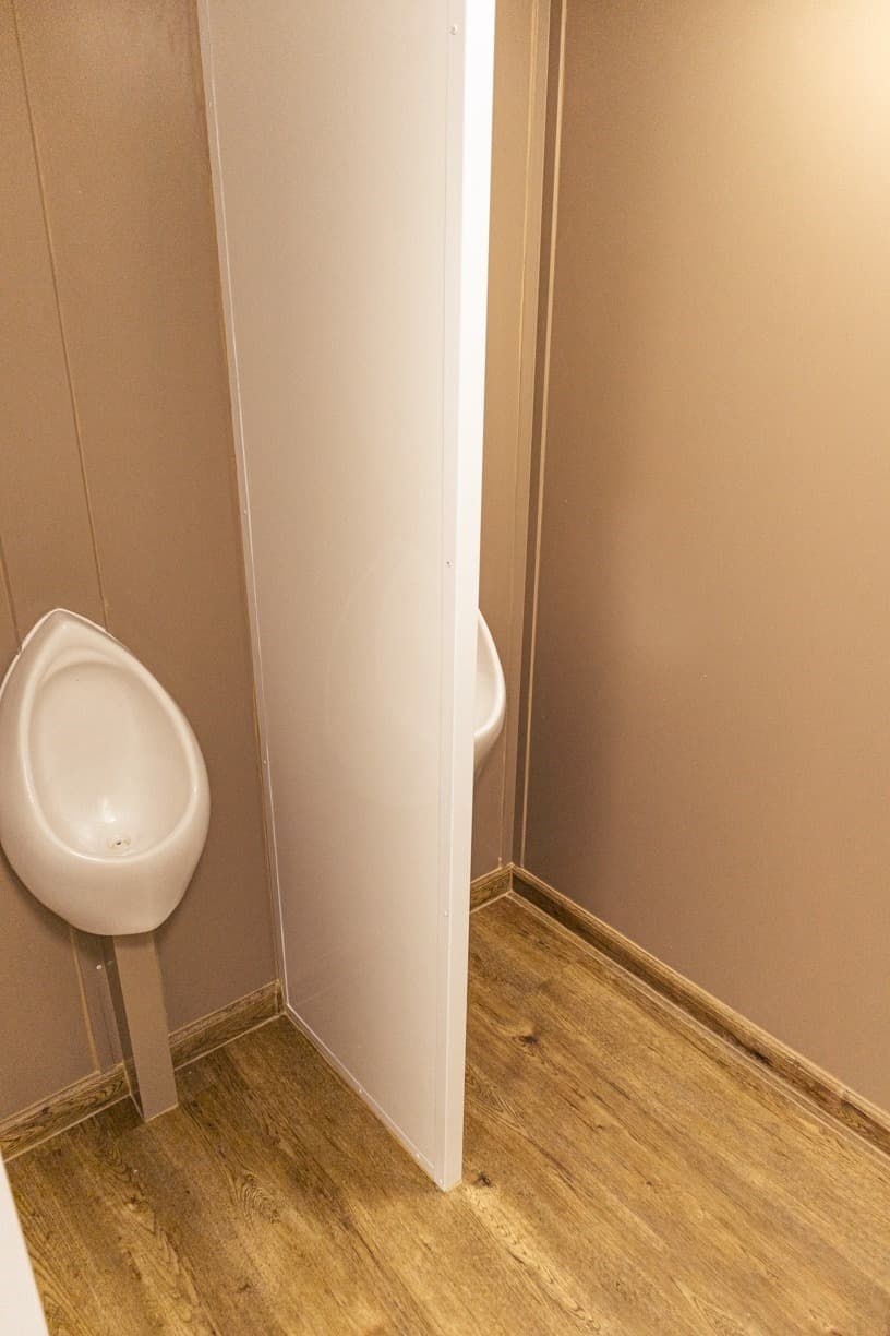 Mingitorio con panel divisorio