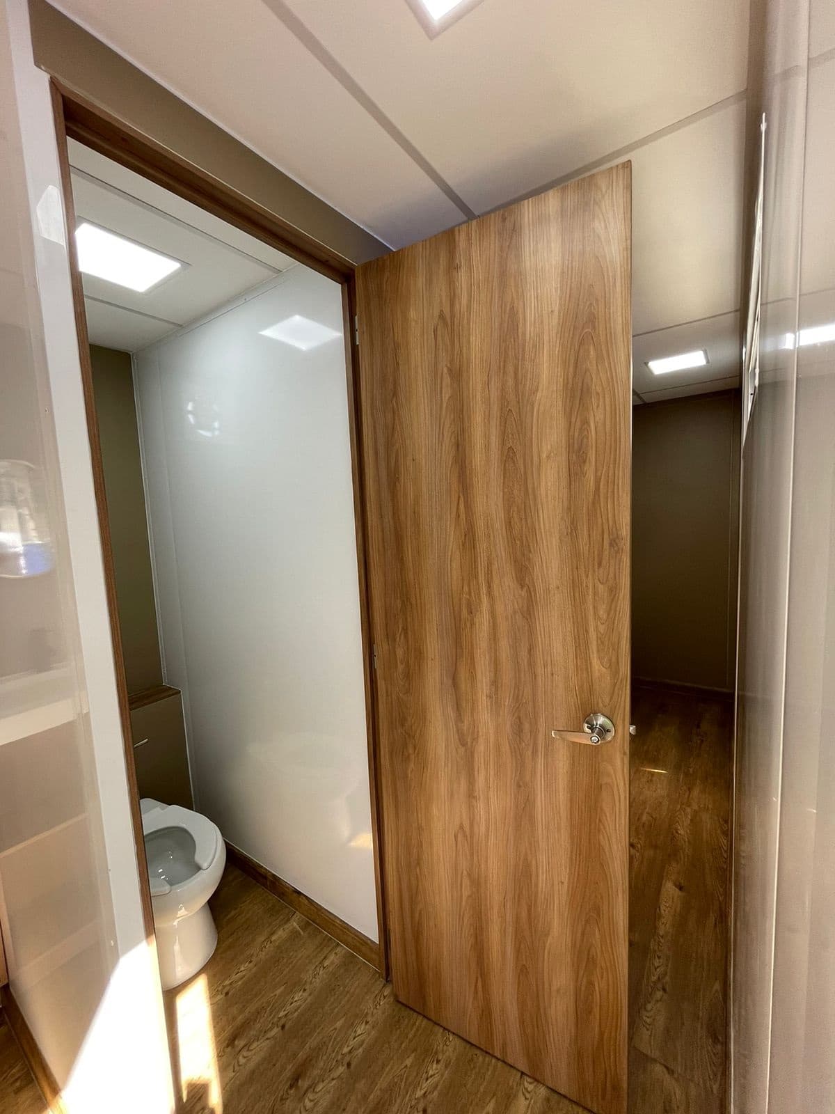 Cabina con puerta de madera