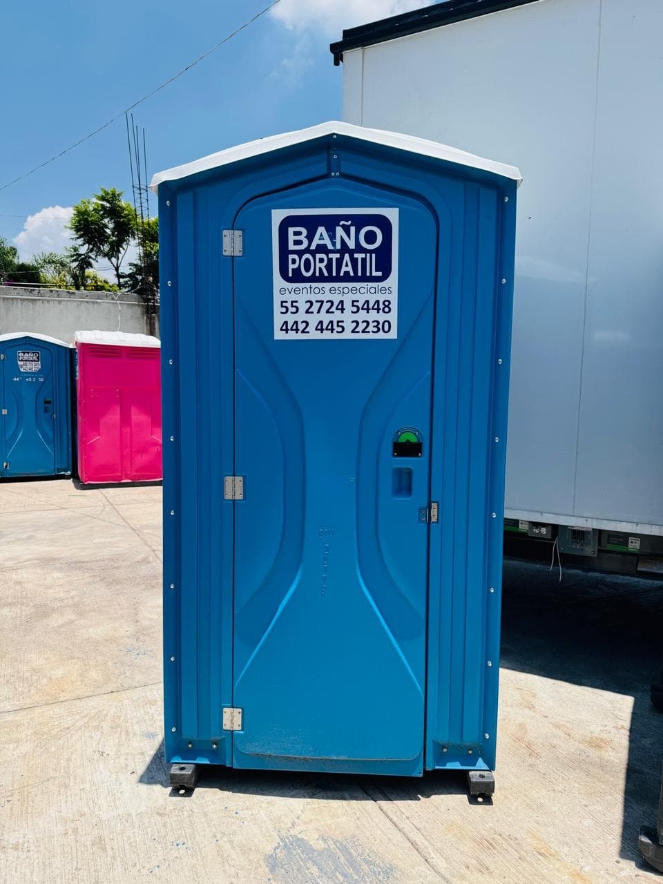 Sanitario Estándar exterior rotulado en evento