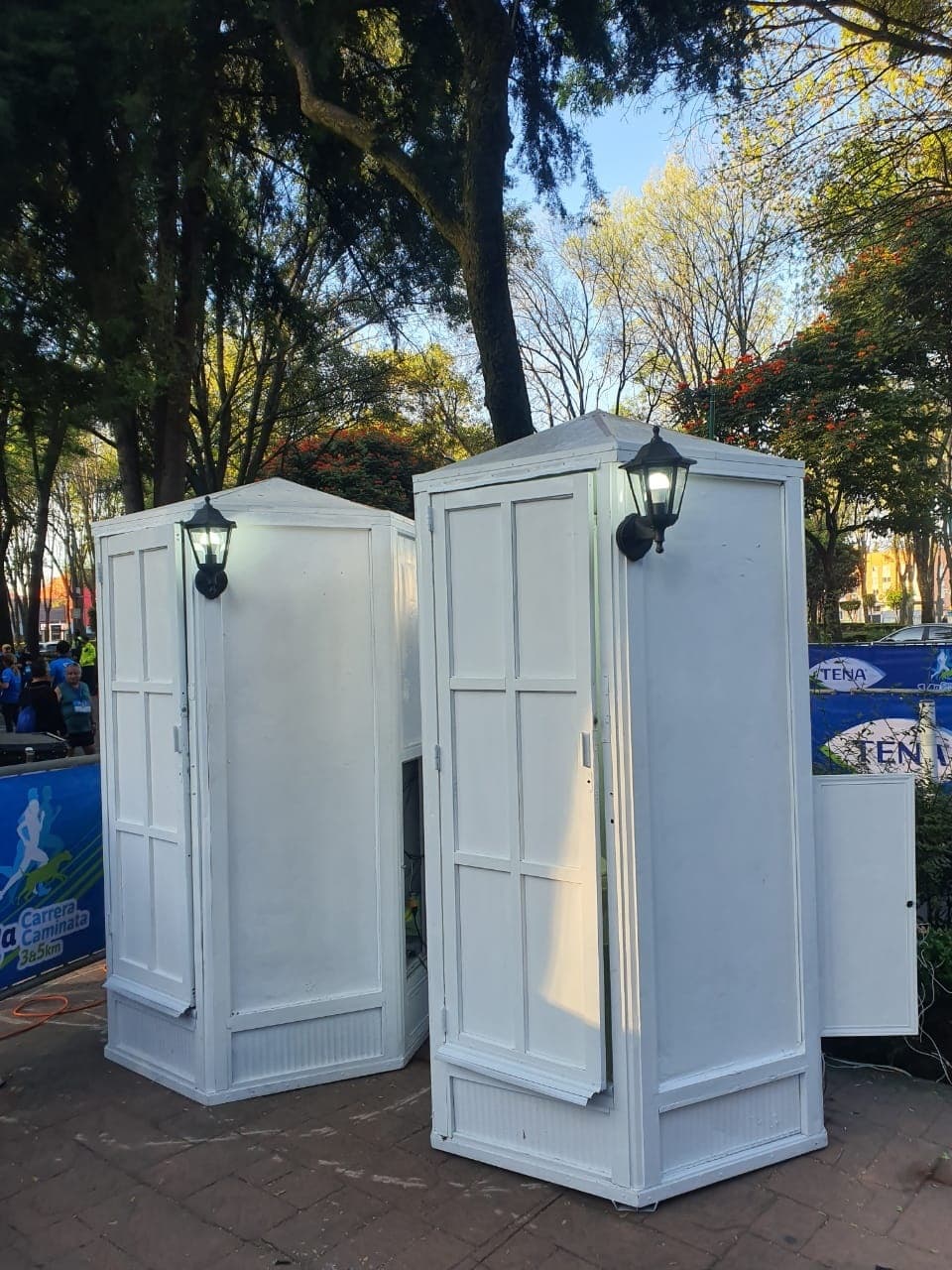 Sanitario VIP exterior con farol en evento