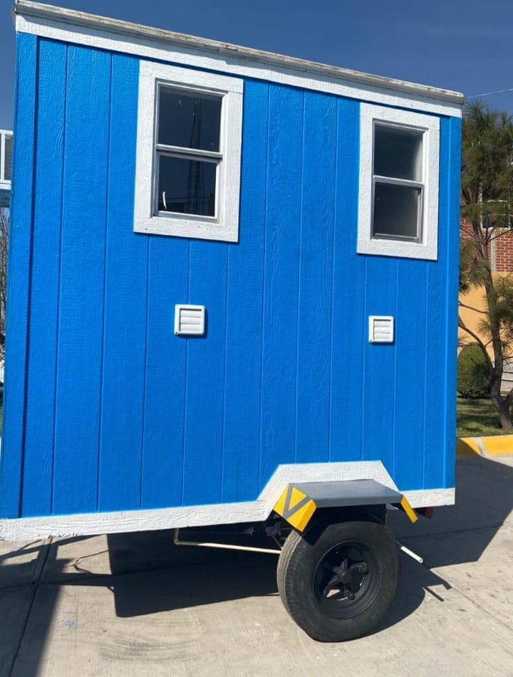 Camper Doble de Obra — remolque azul con ventanas
