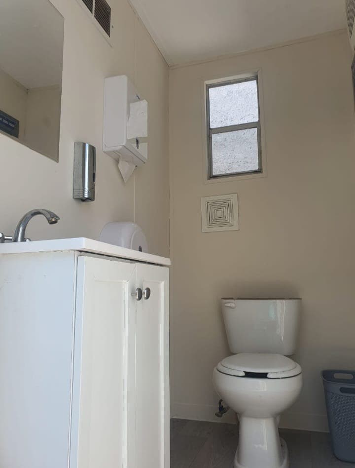 Interior — WC de porcelana y lavamanos
