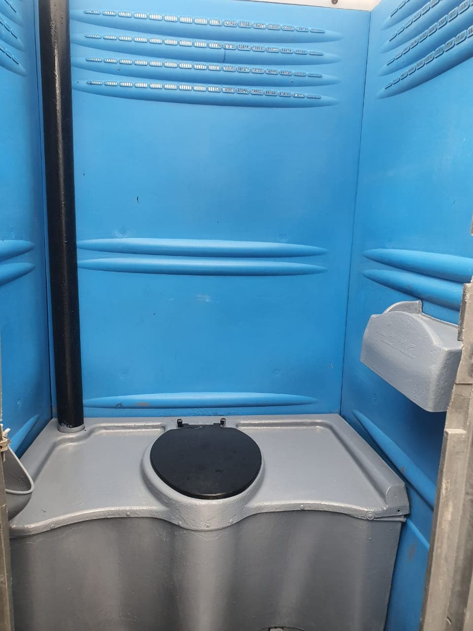 Interior — mingitorio y ventilas superiores