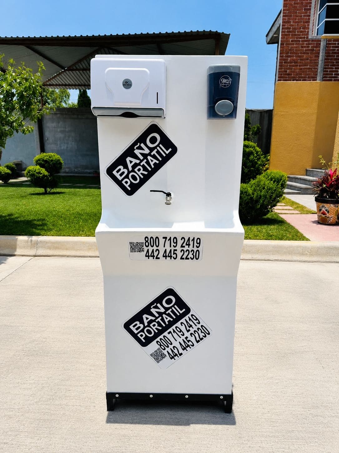 Lavamanos de fibra de vidrio blanco con dispensadores de jabón y toallas