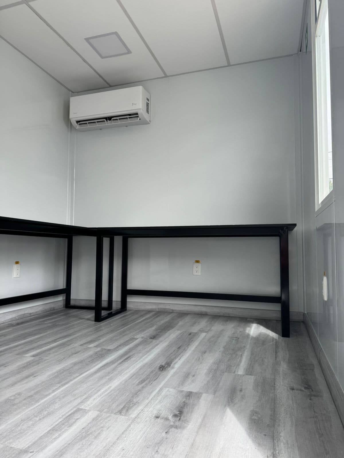 Interior — mini-split y mesa de trabajo