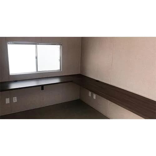 Interior — área de trabajo con cubierta en L